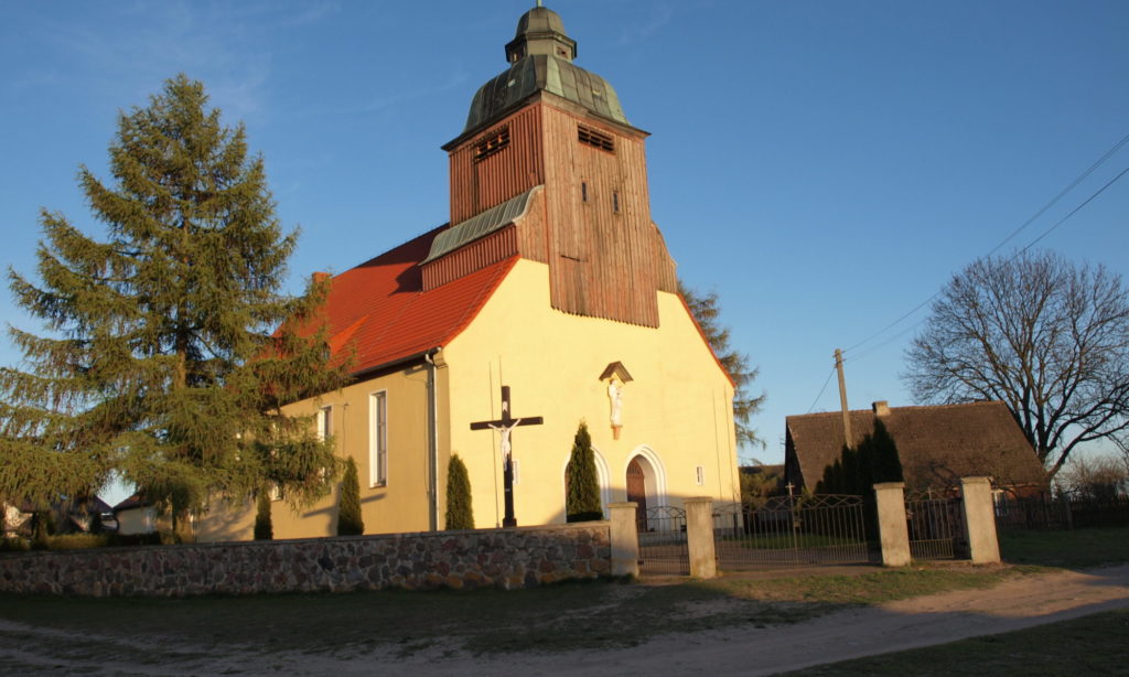 Kościół Parafialny parafii Wierzchowo, widok od strony wejścia, strona południowo-zachodnia